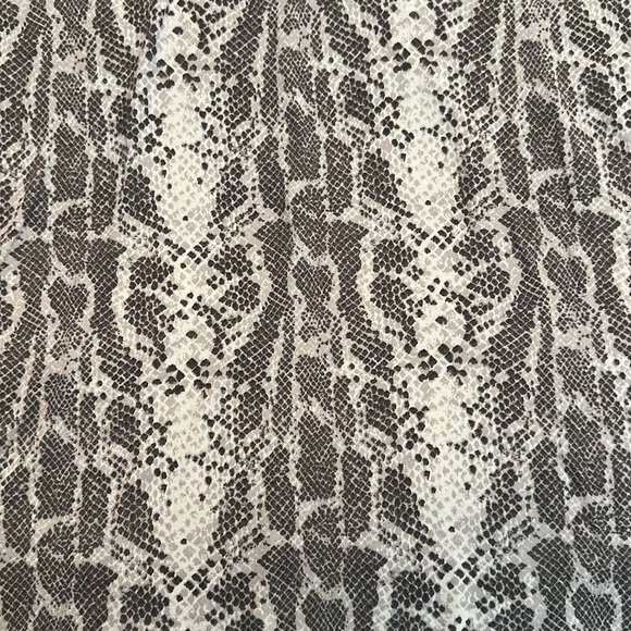 Socialite Crewneck T-Shirt - Grey and White Snake Print - Size Large - Picture 7 of 8